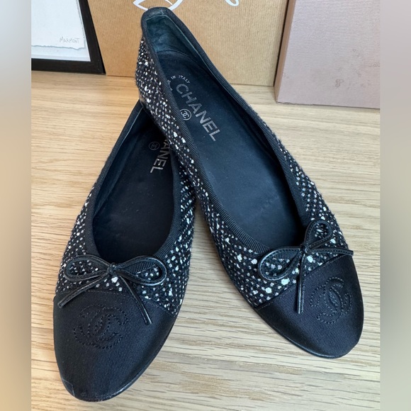 Chanel Black and White Tweed and Grosgrain Ballet Flats - Picture 1 of 6